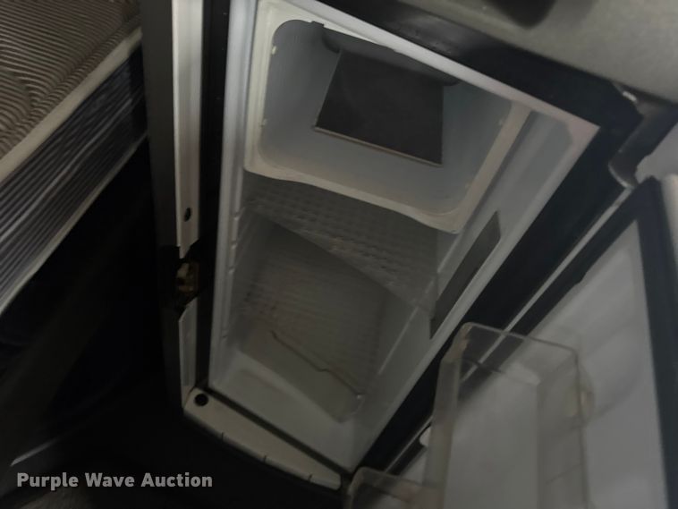 image for item EU6268 2021 Volvo VNL semi truck