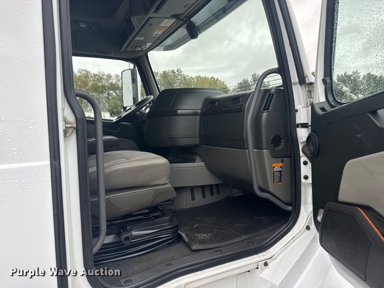 image for item EU6268 2021 Volvo VNL semi truck