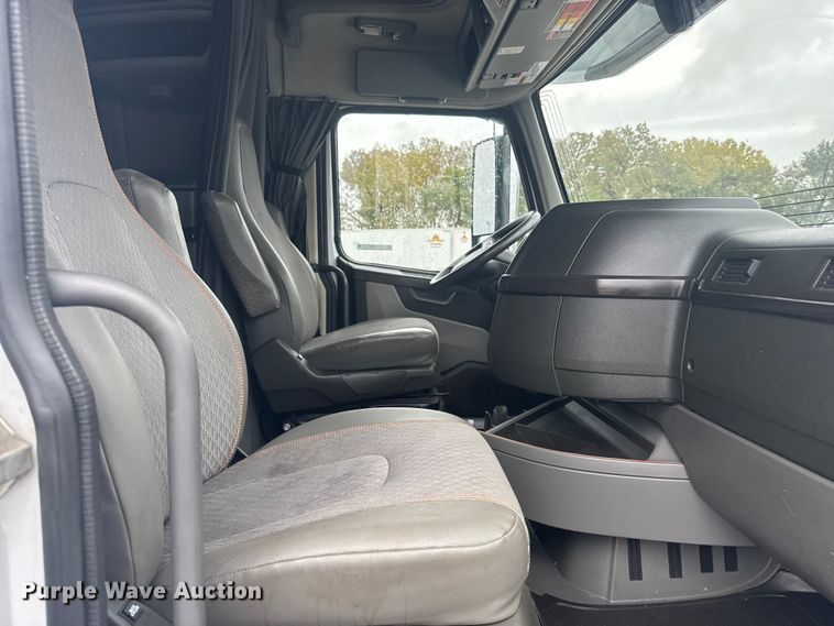 image for item EU6268 2021 Volvo VNL semi truck