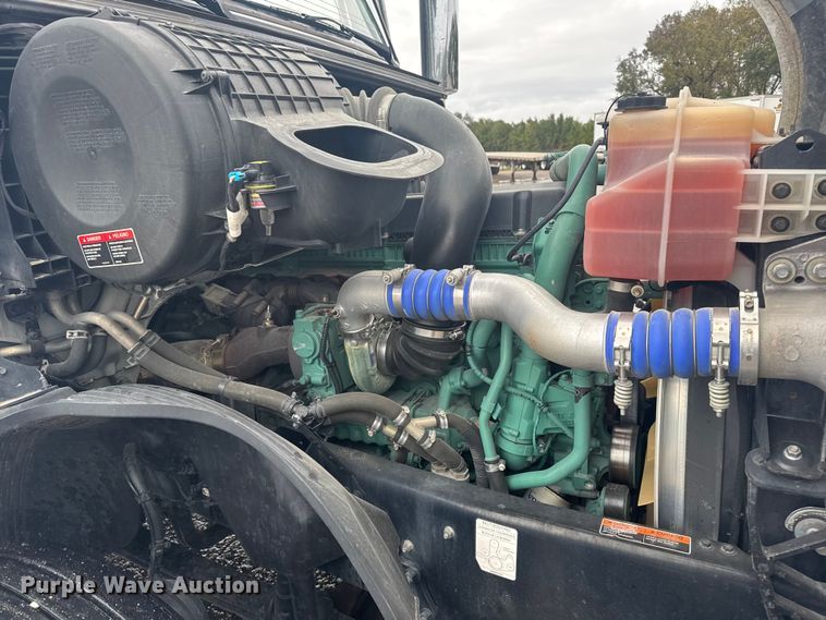 image for item EU6268 2021 Volvo VNL semi truck