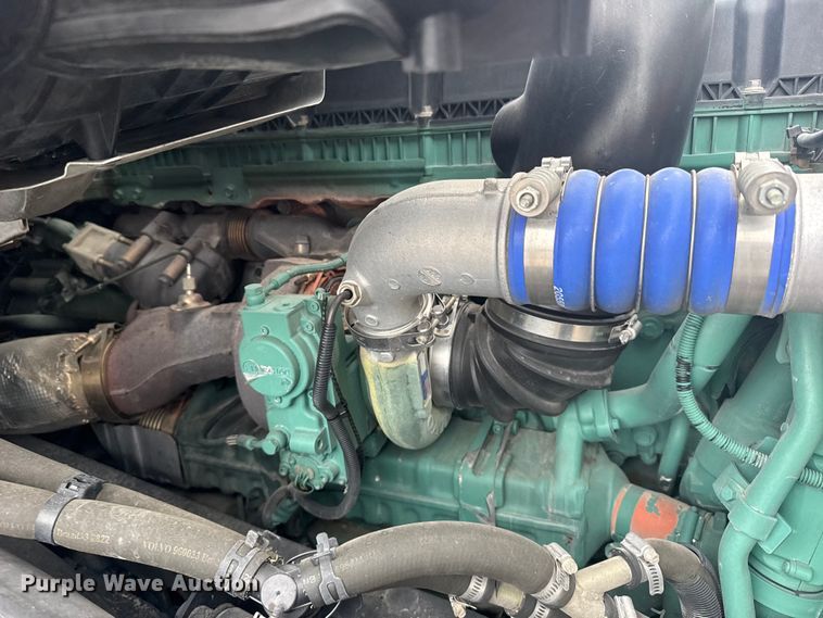 image for item EU6268 2021 Volvo VNL semi truck