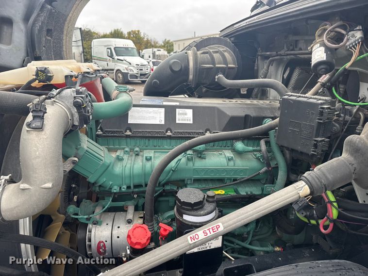 image for item EU6268 2021 Volvo VNL semi truck