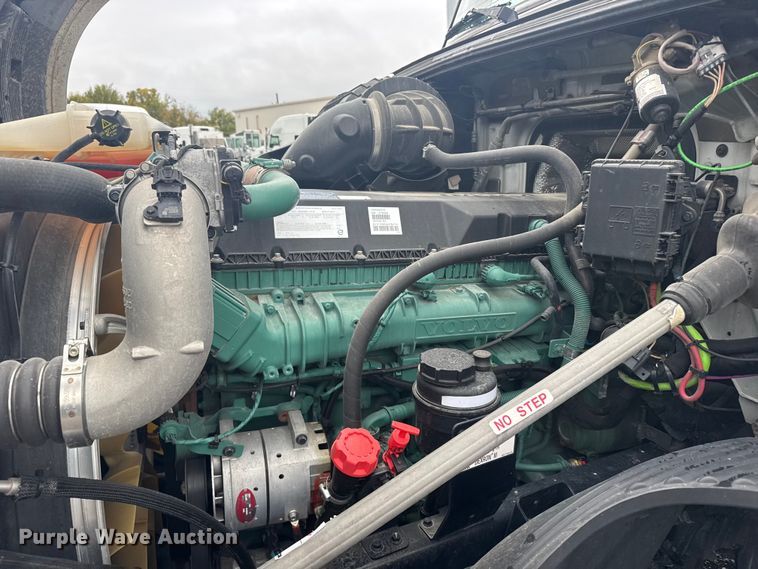 image for item EU6268 2021 Volvo VNL semi truck