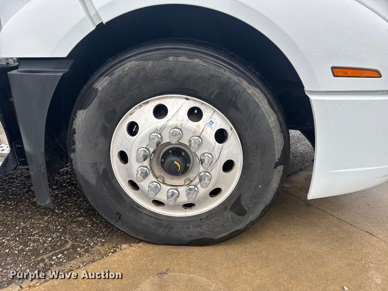 image for item EU6268 2021 Volvo VNL semi truck