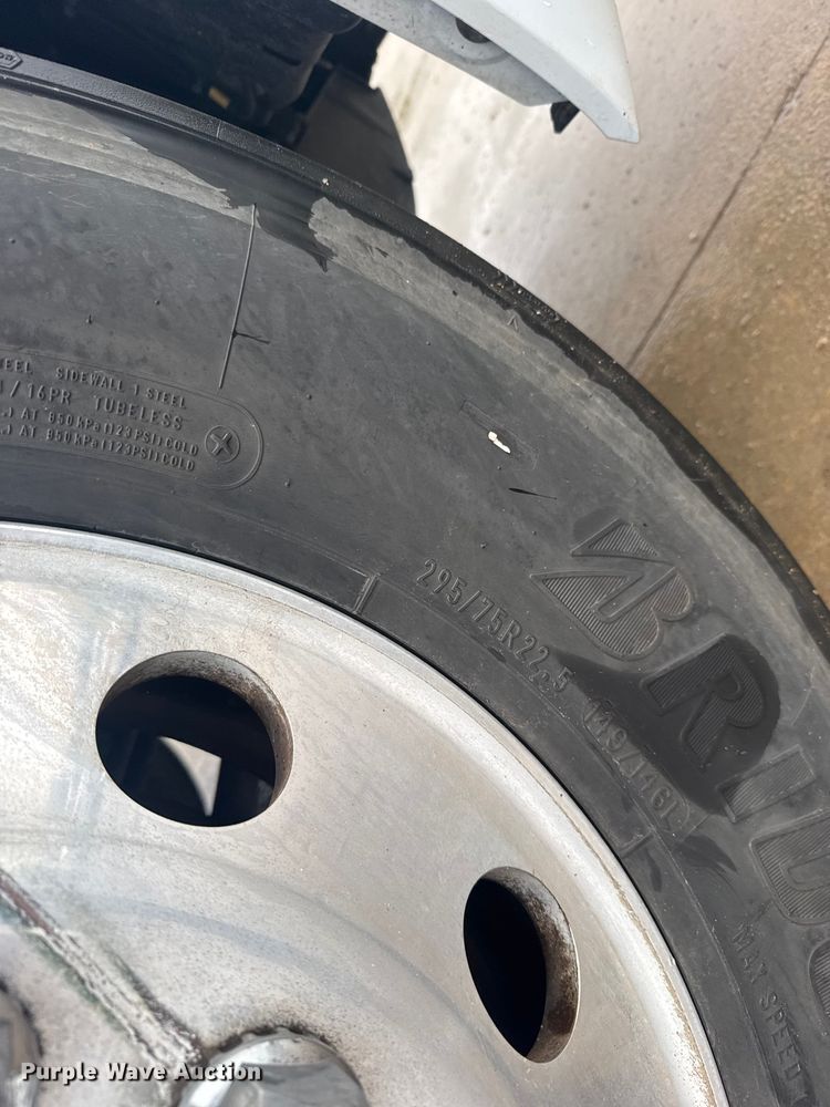 image for item EU6268 2021 Volvo VNL semi truck