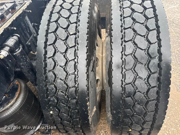 image for item EU6268 2021 Volvo VNL semi truck