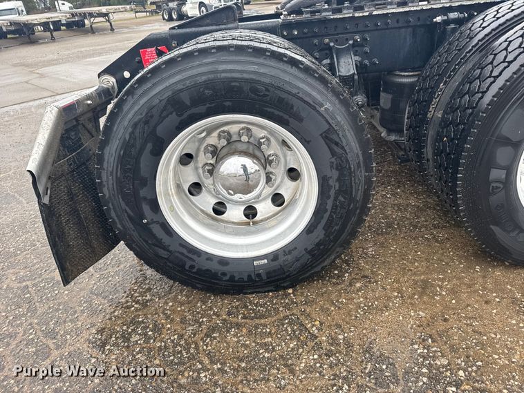 image for item EU6268 2021 Volvo VNL semi truck