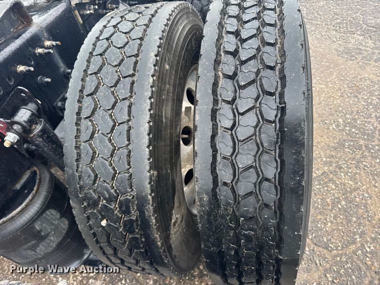 image for item EU6268 2021 Volvo VNL semi truck