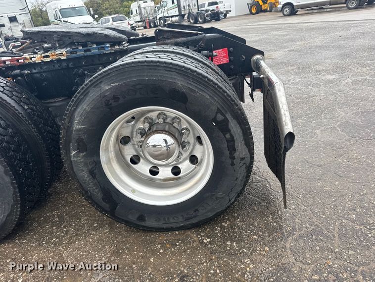 image for item EU6268 2021 Volvo VNL semi truck