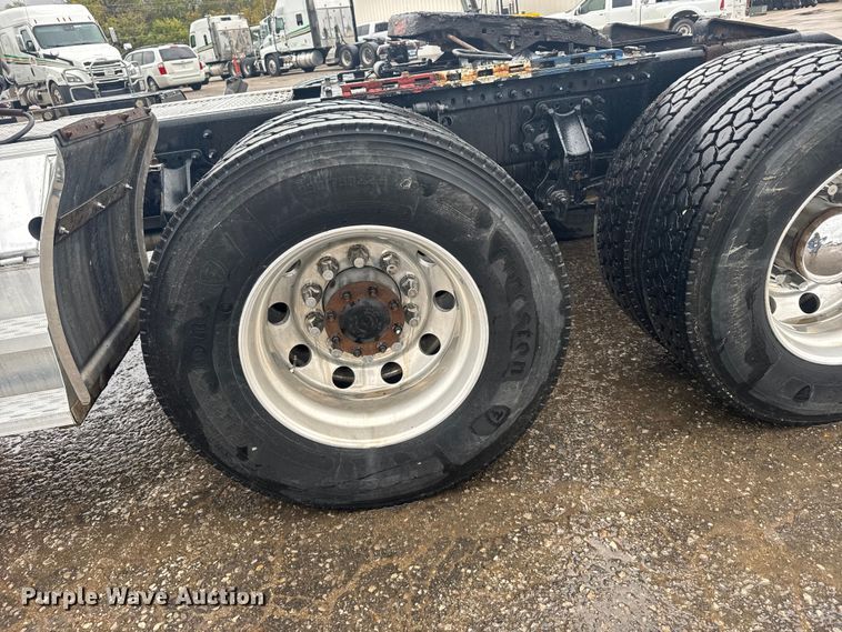 image for item EU6268 2021 Volvo VNL semi truck