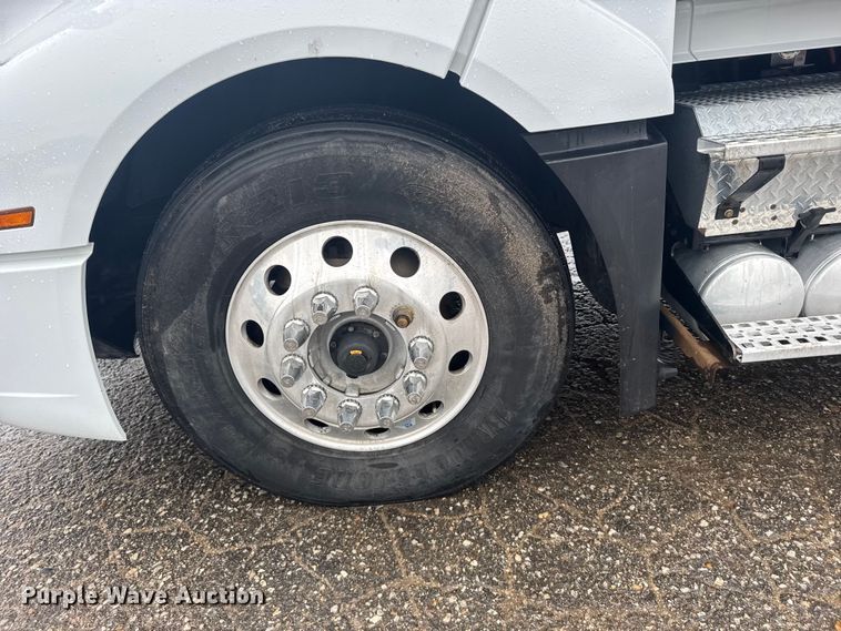 image for item EU6268 2021 Volvo VNL semi truck