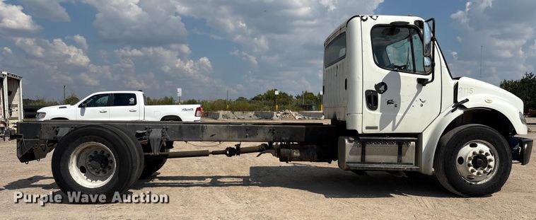 image for item EU7025 2009 Freightliner Business Class M2 truck cab and chassis