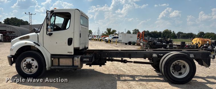 image for item EU7025 2009 Freightliner Business Class M2 truck cab and chassis