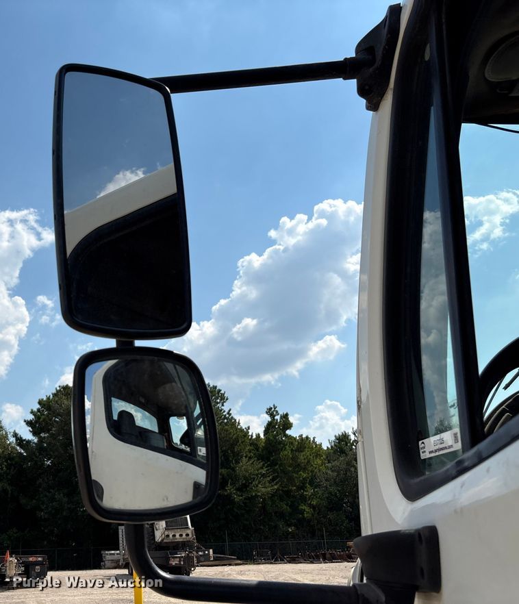 image for item EU7025 2009 Freightliner Business Class M2 truck cab and chassis