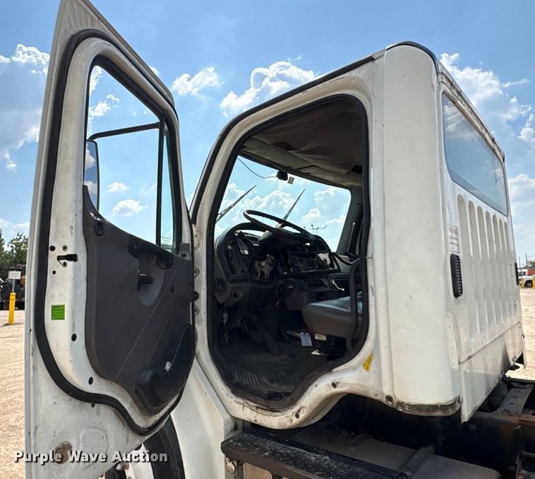 image for item EU7025 2009 Freightliner Business Class M2 truck cab and chassis