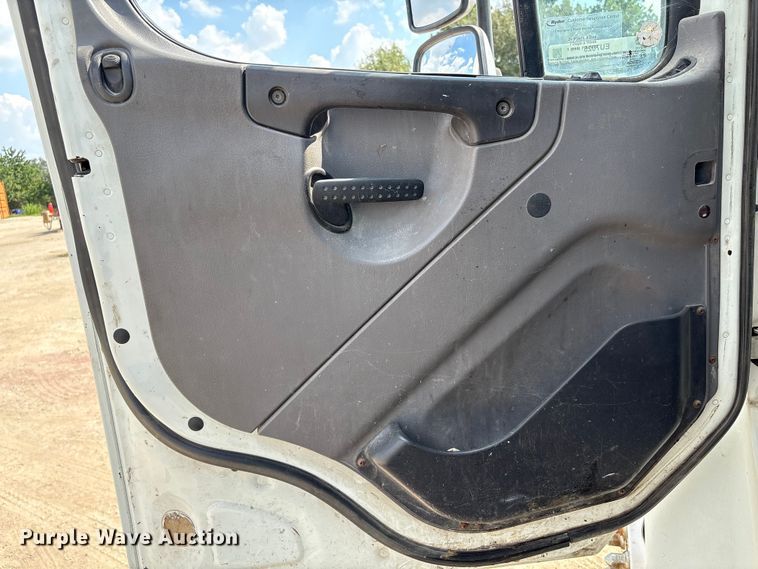 image for item EU7025 2009 Freightliner Business Class M2 truck cab and chassis