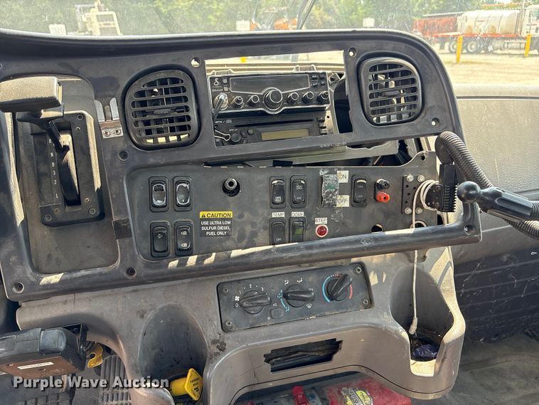 image for item EU7025 2009 Freightliner Business Class M2 truck cab and chassis