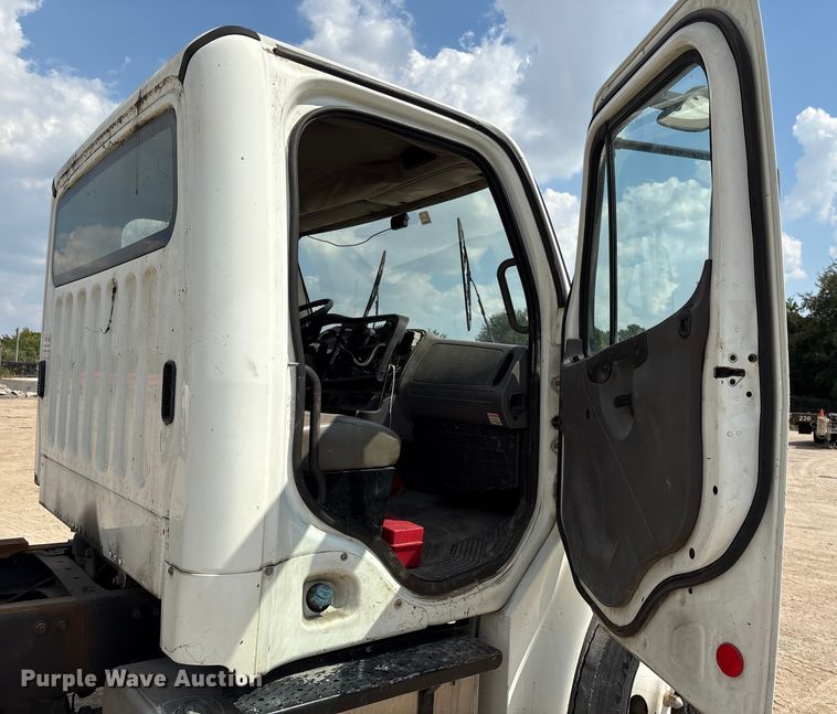image for item EU7025 2009 Freightliner Business Class M2 truck cab and chassis