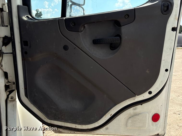 image for item EU7025 2009 Freightliner Business Class M2 truck cab and chassis