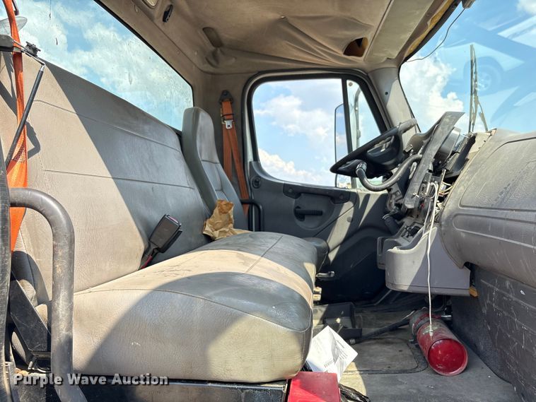 image for item EU7025 2009 Freightliner Business Class M2 truck cab and chassis