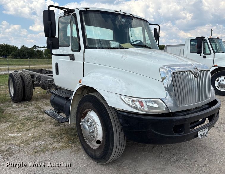 image for item EU7027 2003 International 4300 truck cab and chassis