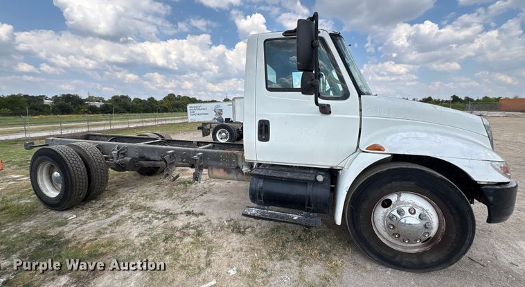 image for item EU7027 2003 International 4300 truck cab and chassis