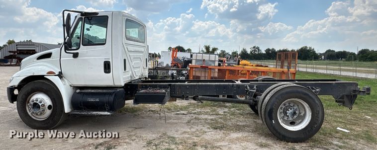 image for item EU7027 2003 International 4300 truck cab and chassis