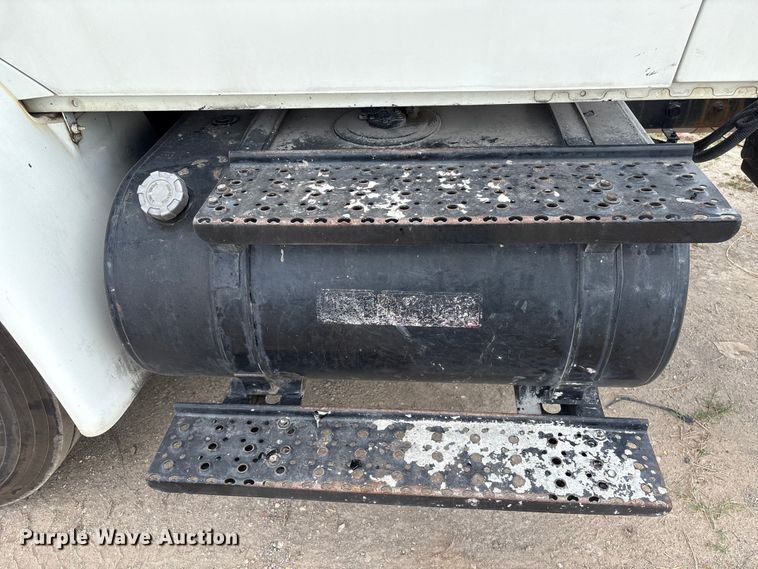 image for item EU7027 2003 International 4300 truck cab and chassis