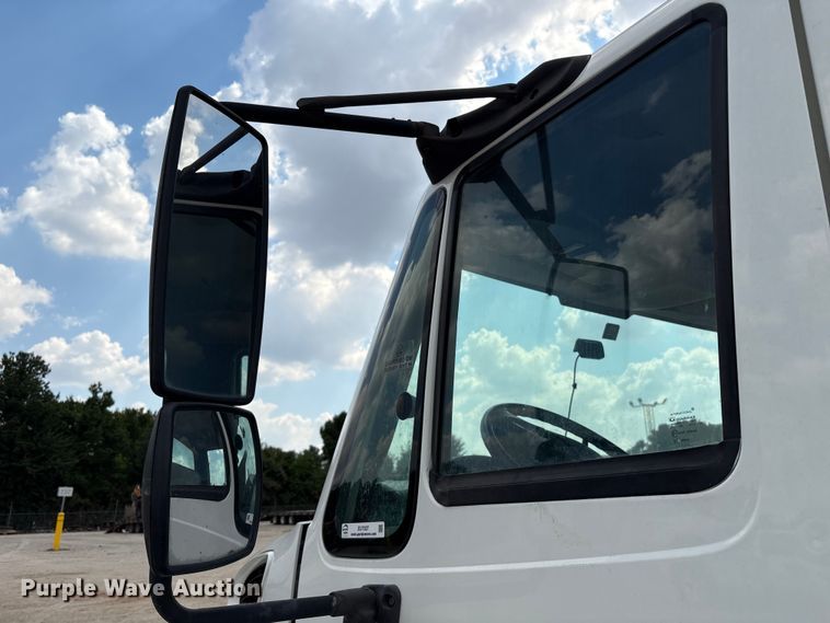 image for item EU7027 2003 International 4300 truck cab and chassis