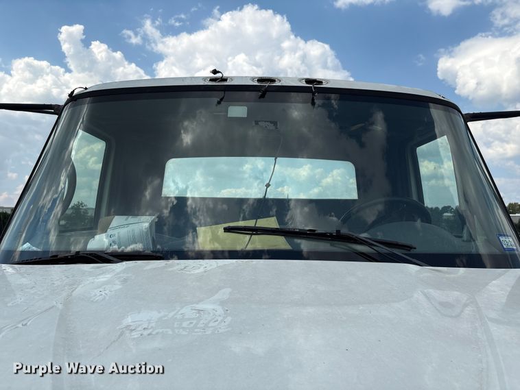 image for item EU7027 2003 International 4300 truck cab and chassis