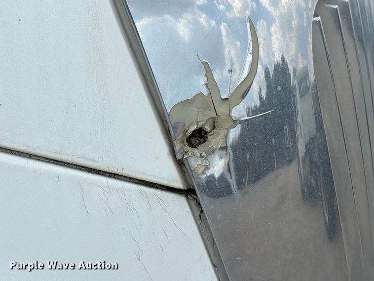 image for item EU7027 2003 International 4300 truck cab and chassis