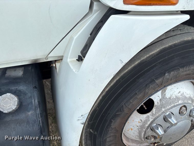 image for item EU7027 2003 International 4300 truck cab and chassis