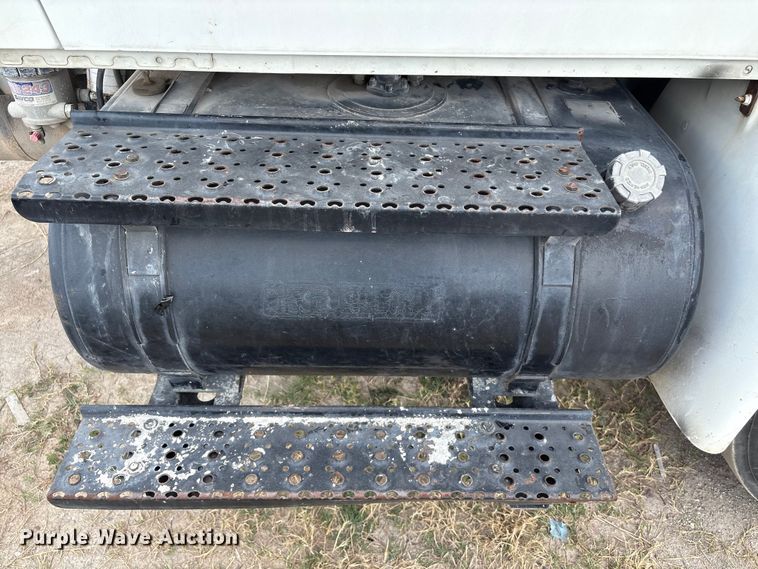 image for item EU7027 2003 International 4300 truck cab and chassis