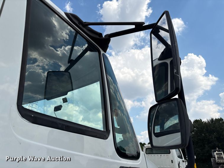 image for item EU7027 2003 International 4300 truck cab and chassis