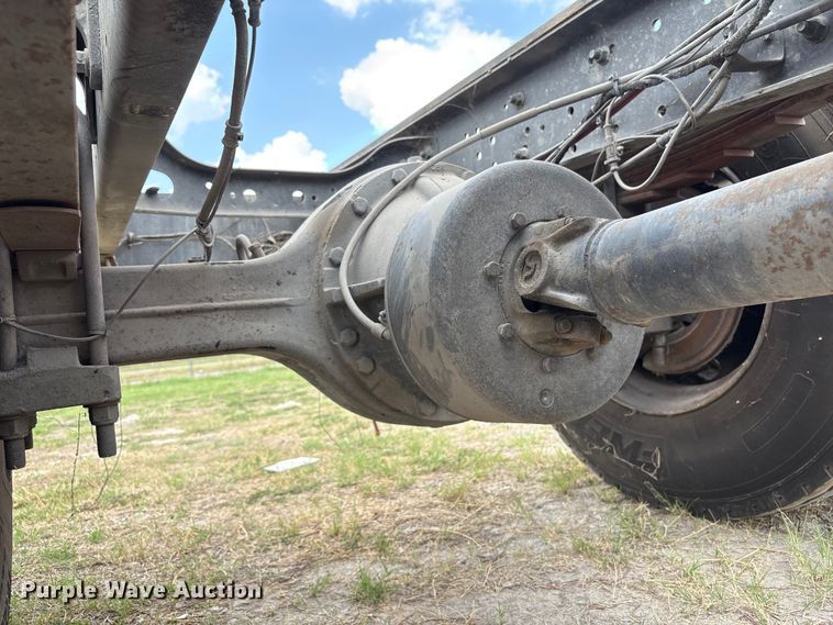 image for item EU7027 2003 International 4300 truck cab and chassis