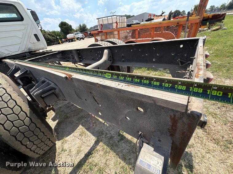 image for item EU7027 2003 International 4300 truck cab and chassis