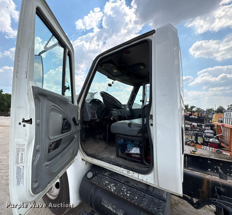 image for item EU7027 2003 International 4300 truck cab and chassis
