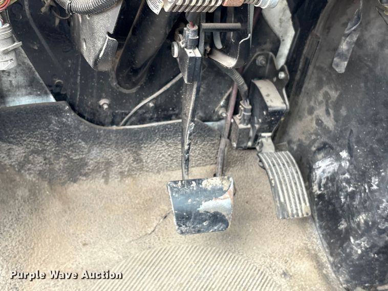 image for item EU7027 2003 International 4300 truck cab and chassis