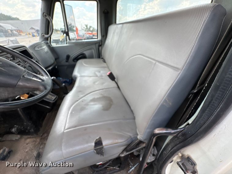 image for item EU7027 2003 International 4300 truck cab and chassis