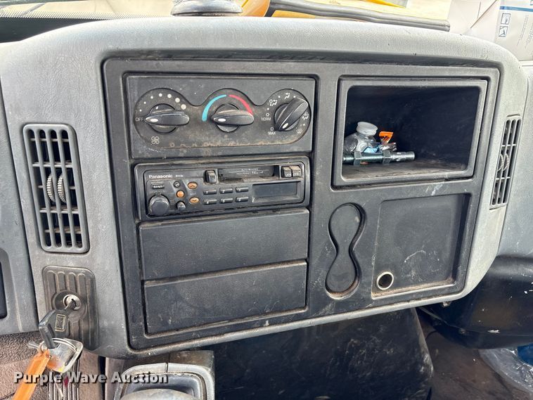 image for item EU7027 2003 International 4300 truck cab and chassis