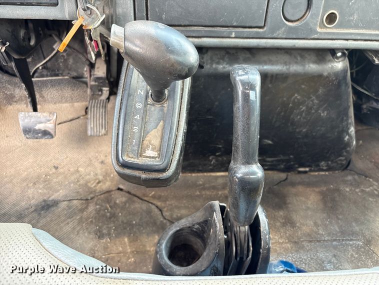 image for item EU7027 2003 International 4300 truck cab and chassis