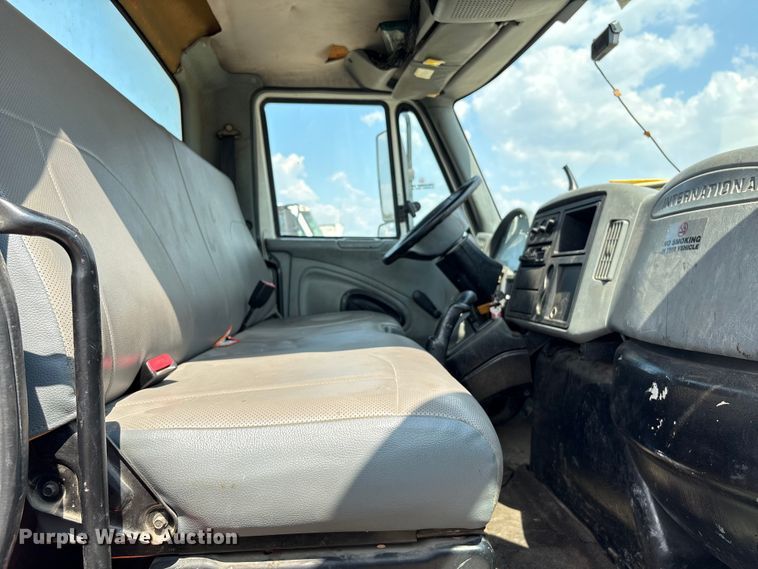 image for item EU7027 2003 International 4300 truck cab and chassis