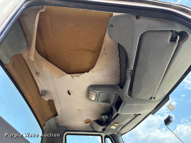 image for item EU7027 2003 International 4300 truck cab and chassis