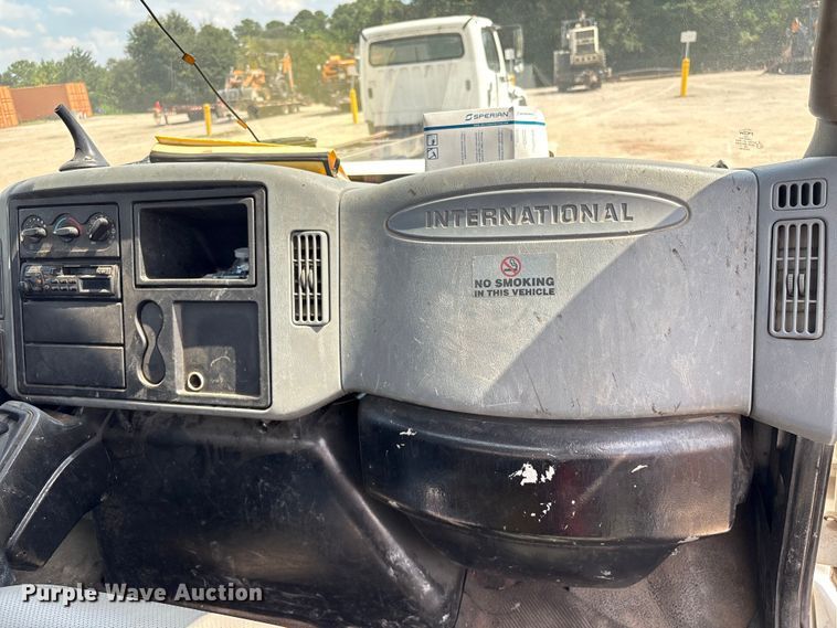 image for item EU7027 2003 International 4300 truck cab and chassis