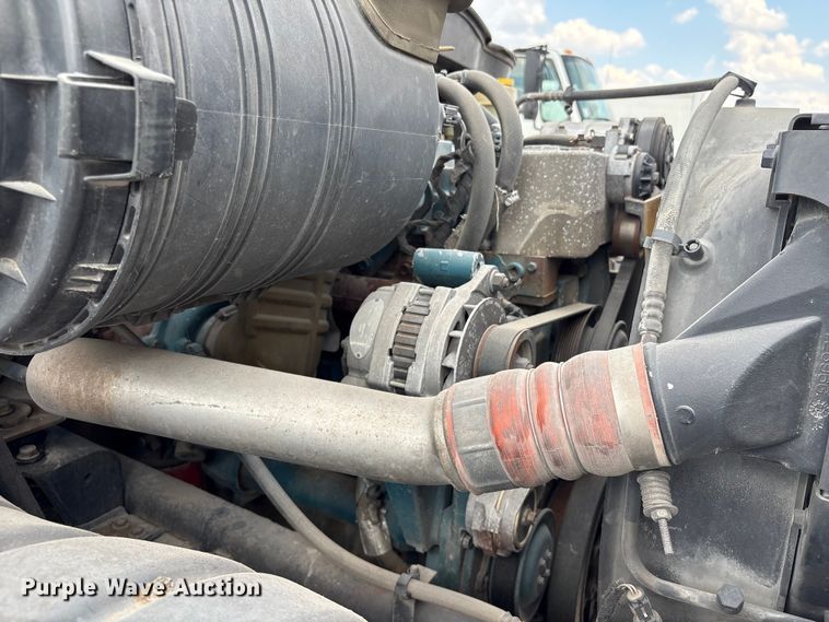 image for item EU7027 2003 International 4300 truck cab and chassis