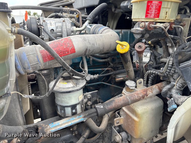 image for item EU7027 2003 International 4300 truck cab and chassis