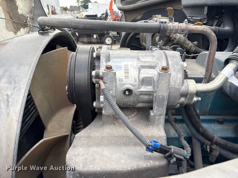 image for item EU7027 2003 International 4300 truck cab and chassis