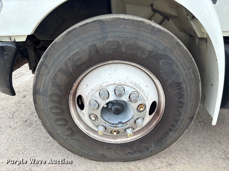 image for item EU7027 2003 International 4300 truck cab and chassis