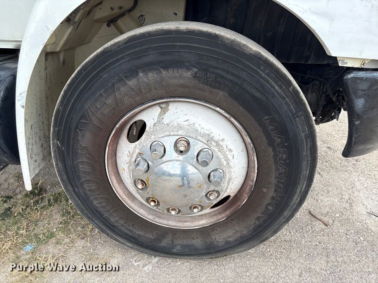 image for item EU7027 2003 International 4300 truck cab and chassis