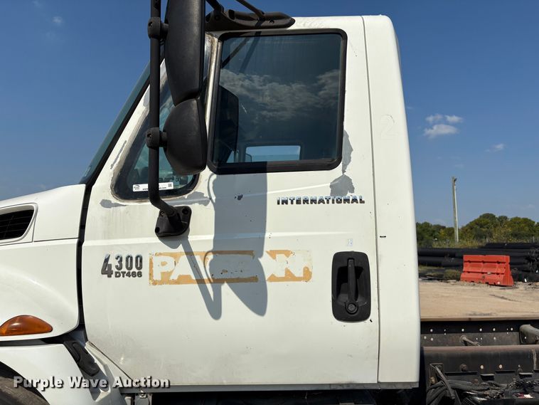 image for item EU7034 2002 International 4300 truck cab and chassis